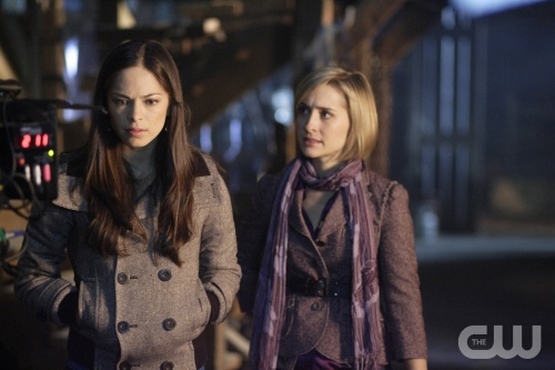 TheCW Staffel1-7Pics_112.jpg - "Traveler" -- Pictured (l-r) Kristin Kreuk as Lana Lang and Allison Mack as Chloe Sullivan in SMALLVILLE on The CW Network. Photo: Michael Courtney/The CW © 2008 The CW Network, LLC. All Rights Reserved.